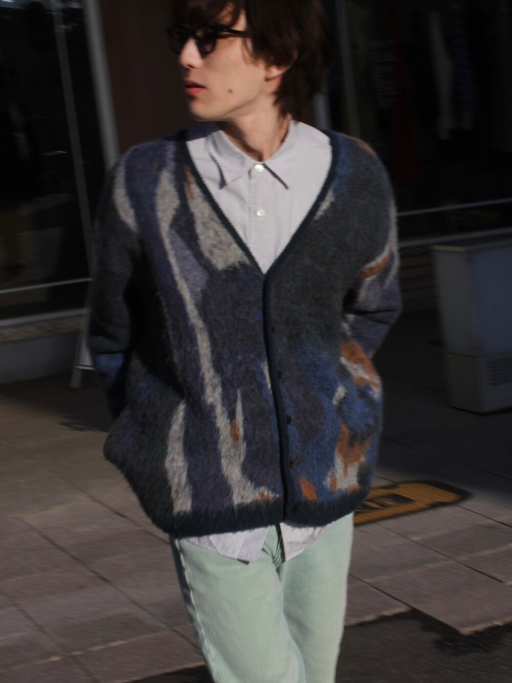 「おしゃれさんと繋がりたい、メンズファッション、今日のコーデ、ストライプシャツ、めがね、カジュアルコーデ、ネイビー、服好きな人と繋がりたい、デニムコーデ、カーディガン」｜「YOKEのアイテム（カーディガン/ボレロ、ブルー系）」を使った、Kengoさん（メンズ・169cm）の冬コーディネートの1枚目の写真