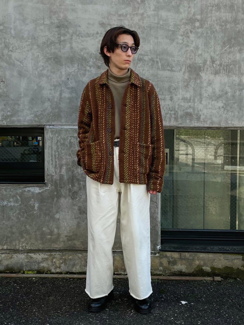 「メンズコーデ、冬コーデ、ブーツ、ootd、ゆったりコーデ、ファッションの力を信じよう、サングラス、デニムパンツ、ワイドパンツ、denim」｜「toneのアイテム（ニット/セーター、グリーン系）」を使った、Kengoさん（メンズ・169cm）の冬コーディネートの1枚目の写真