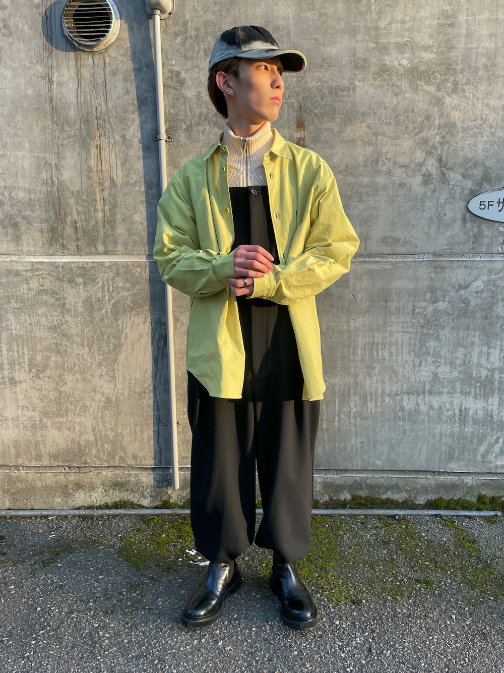 「春服デビュー宣言、カジュアル、シンプルコーデ、ワイドパンツ、春服、おしゃれさんと繋がりたい、ゆるコーデ、黒、キャップ、春のコーデ」｜「MAN-TLEのアイテム（シャツ/ブラウス、イエロー系）」を使った、Kengoさん（メンズ・169cm）の春コーディネートの1枚目の写真