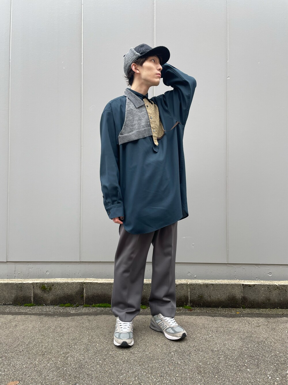 「シンプルコーデ、スニーカーコーデ、おしゃれさんと繋がりたい、低身長、カジュアルコーデ、シンプル、グレー、シャツコーデ、パンツスタイル、ユニセックス、シャツ好き集まれ、冬コーデ」｜「kolorのアイテム（シャツ/ブラウス、ブルー系）」を使った、Kengoさん（メンズ・169cm）の春コーディネートの1枚目の写真