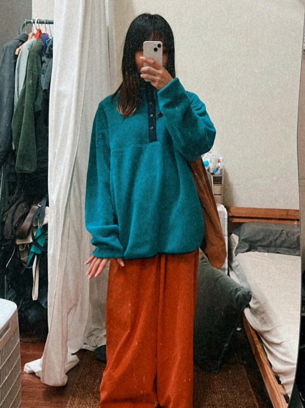 その他のスウェット、オレンジ系のその他パンツを着用したレディースの冬コーディネートの1枚目の写真