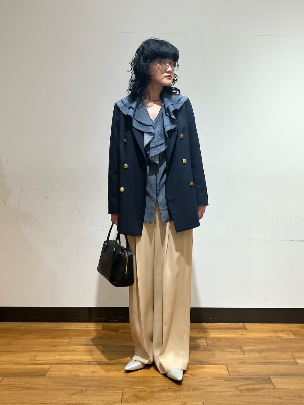 ブルー系のシャツ/ブラウス、ブルー系のその他アウター、シルバー系のパンプスを着用したレディースの冬コーディネートの1枚目の写真