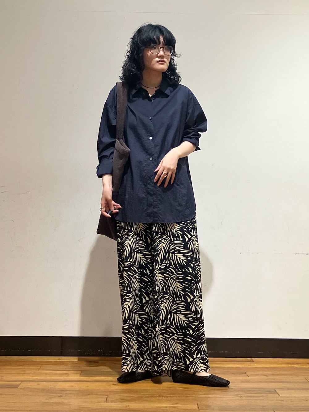 ブルー系のシャツ/ブラウス、ブラウン系のトートバッグ、ブラック系のその他シューズを着用したレディースの春コーディネートの1枚目の写真