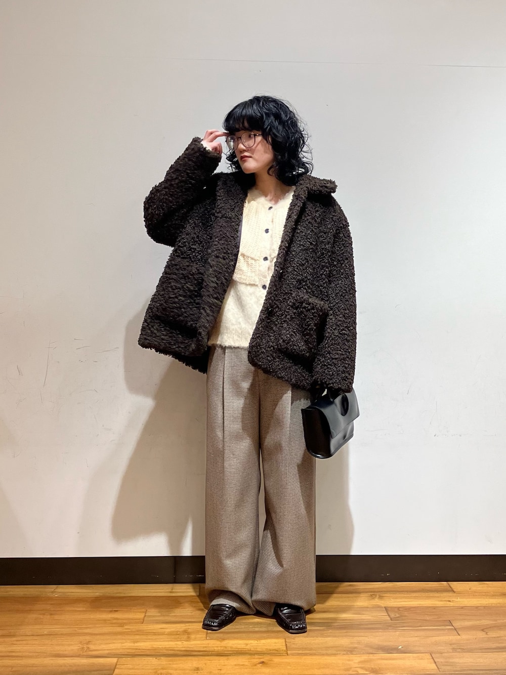 ブラウン系のその他アウター、グレー系のその他パンツ、イエロー系のニット/セーターを着用したレディースの冬コーディネートの1枚目の写真