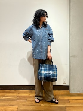 「URBAN RESEARCH（アーバンリサーチ）の『別注』NOMADIS×URBAN RESEARCH　SAC2 W/16（トートバッグ、ブルー系）」を使った、NIKAIDOさん（レディース・165cm）の夏コーディネート