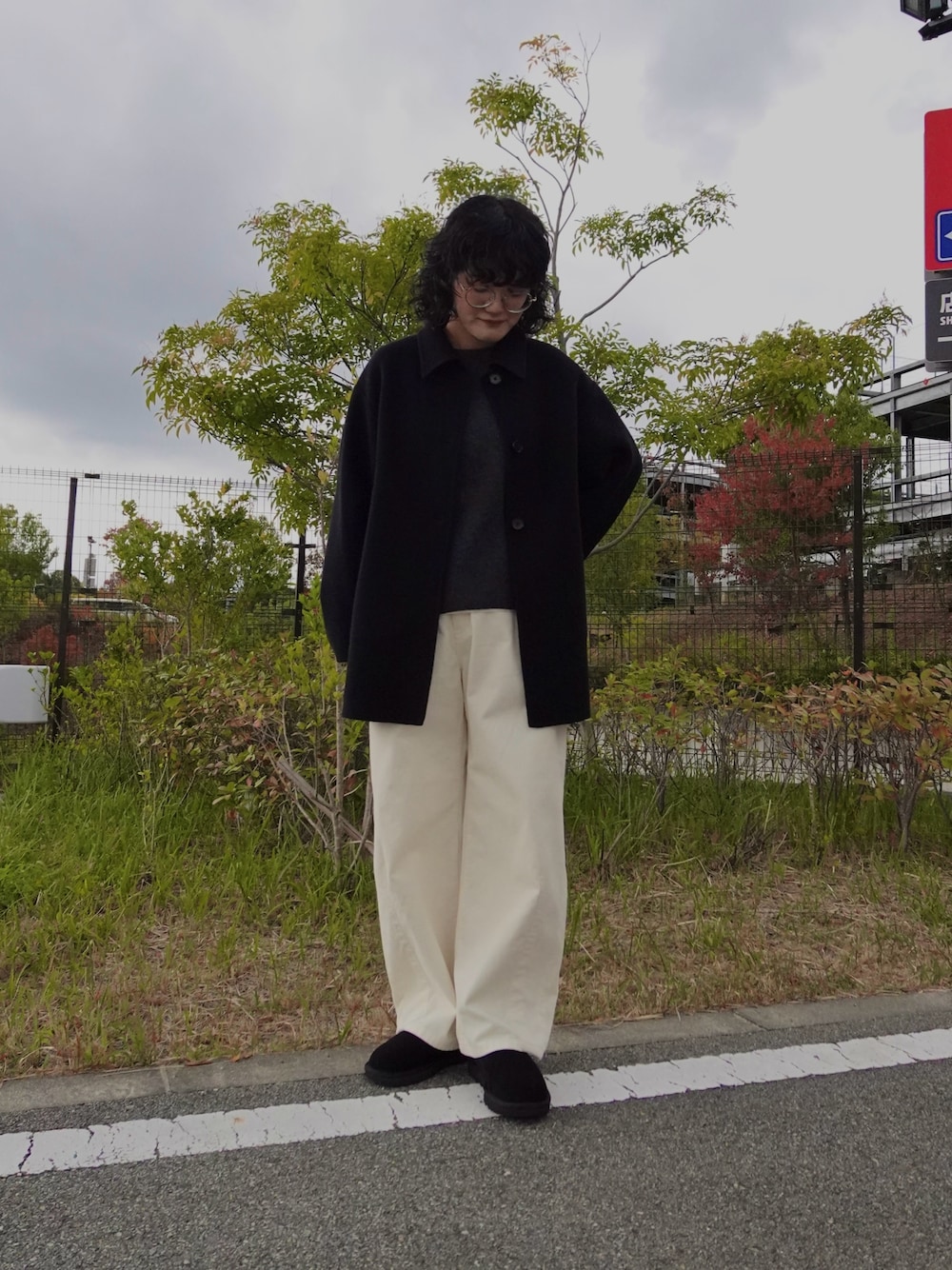 グレー系のニット/セーター、ホワイト系のその他パンツ、ブラック系のその他シューズを着用したレディースの秋コーディネートの1枚目の写真