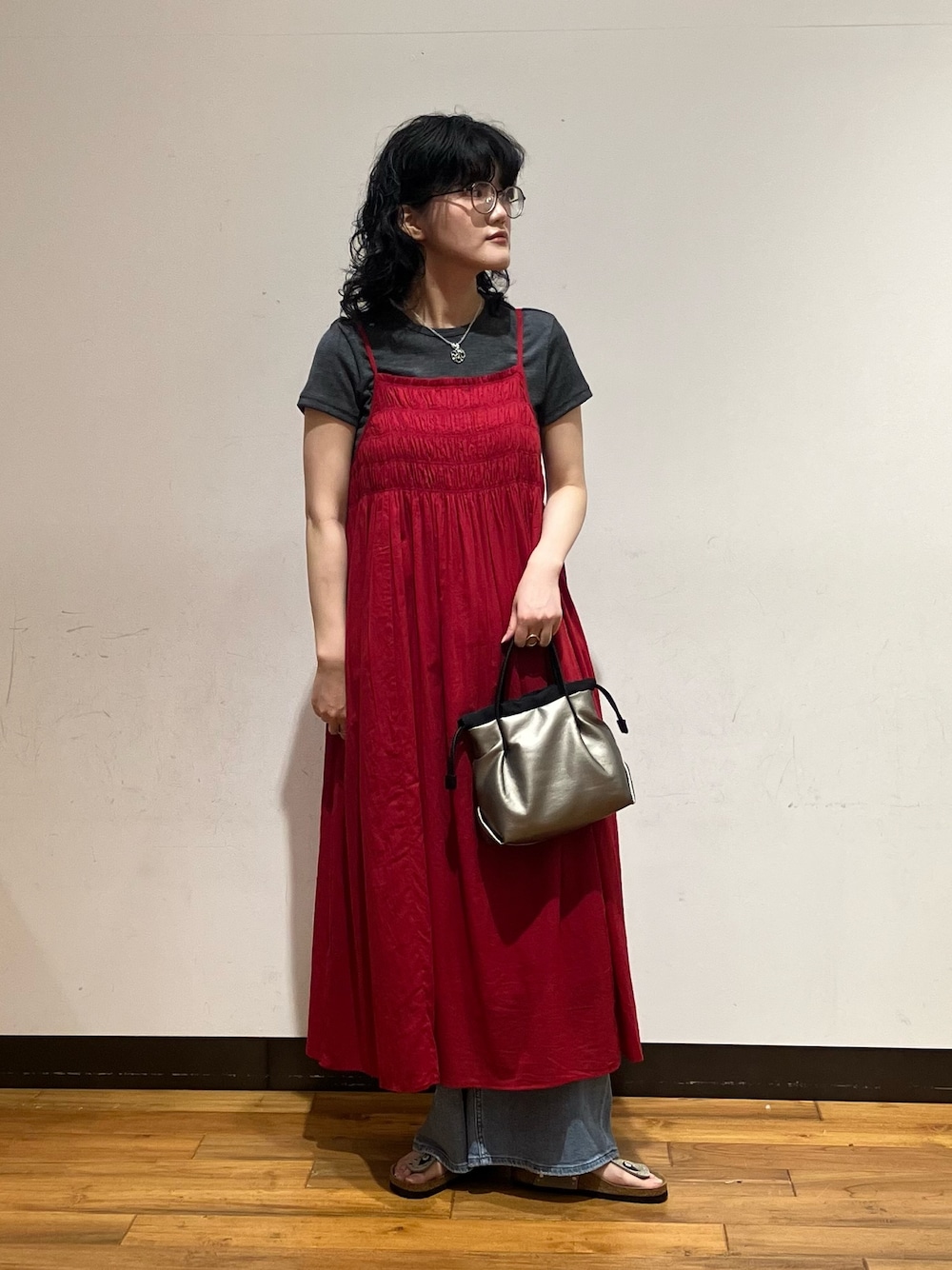ブルー系のデニムパンツ、ベージュ系のサンダル、グレー系のTシャツ/カットソーを着用したレディースの春コーディネートの1枚目の写真