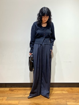 「URBAN RESEARCH（アーバンリサーチ）のコットンカシミヤＶネックショートカーディガン（カーディガン/ボレロ、ブラック系）」を使った、NIKAIDOさん（レディース・165cm）の秋コーディネート
