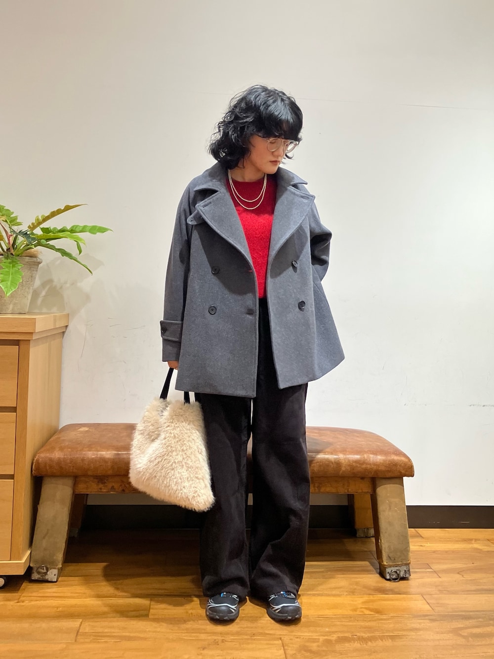 レッド系のニット/セーター、グレー系のピーコート、グレー系のその他パンツを着用したレディースの秋コーディネートの1枚目の写真