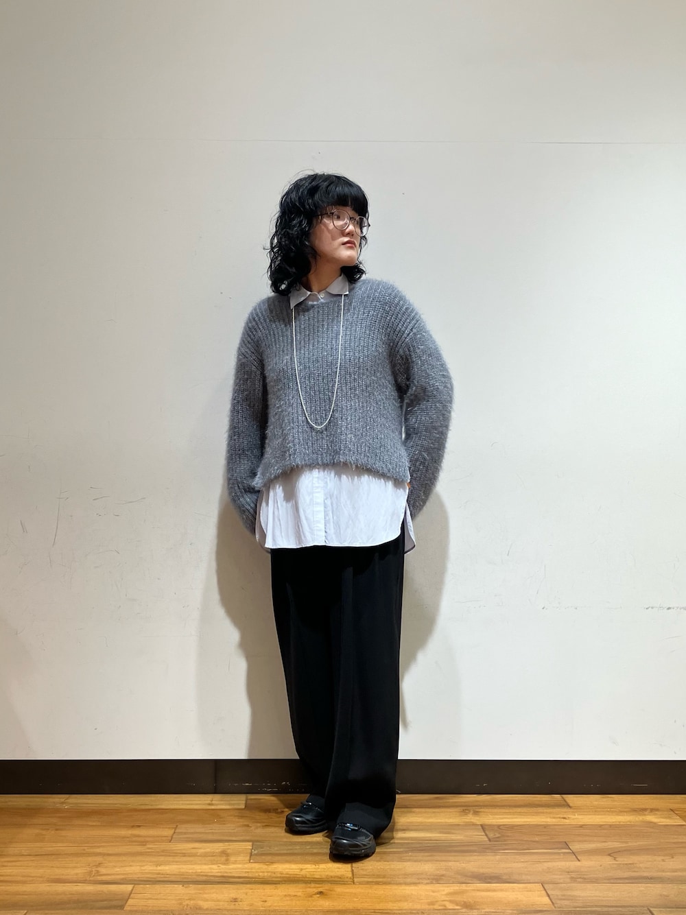 ブラック系のその他パンツ、ブルー系のシャツ/ブラウス、ブラック系のスニーカーを着用したレディースの冬コーディネートの1枚目の写真