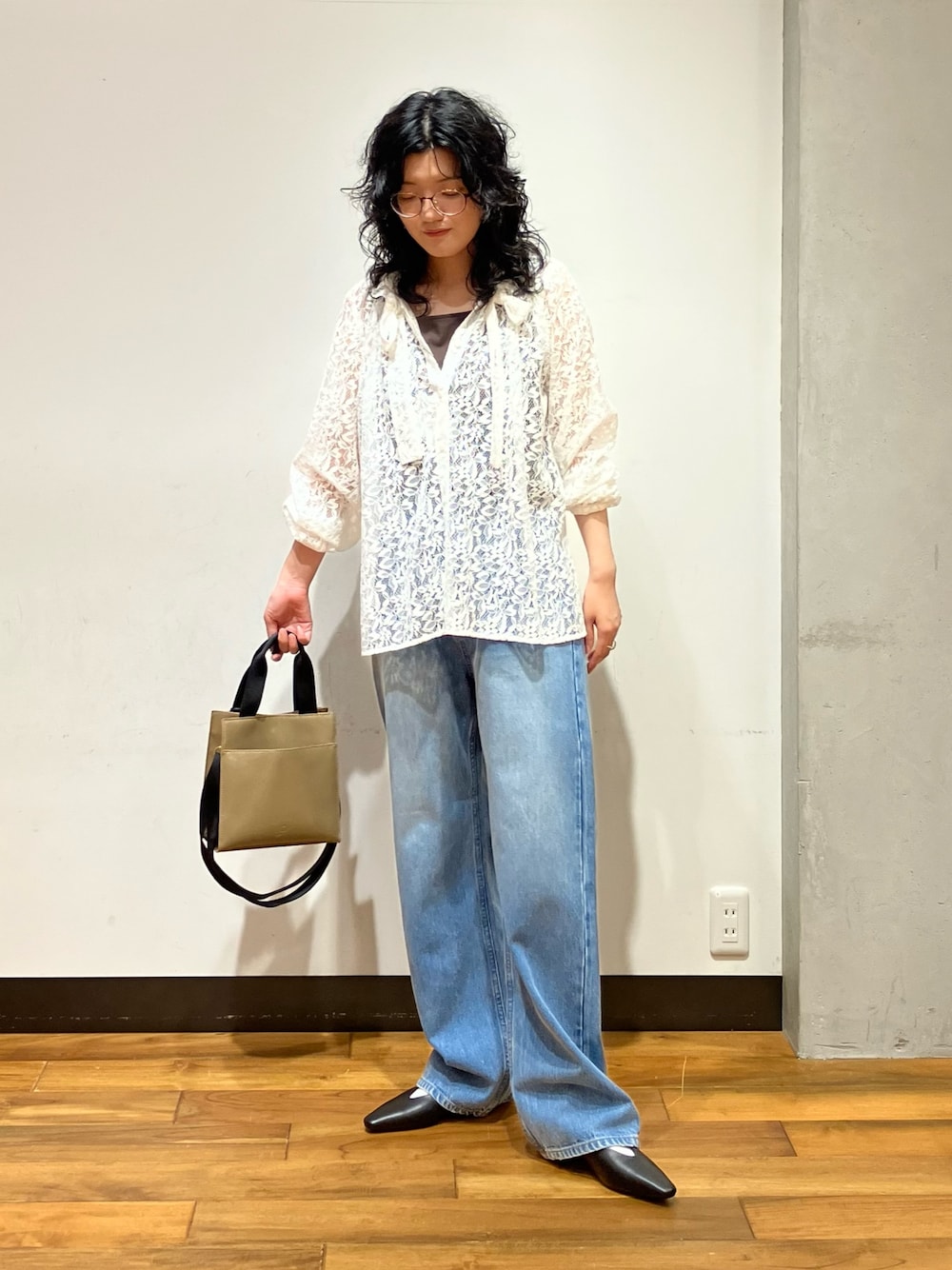 ベージュ系のショルダーバッグ、ブラウン系のタンクトップ、ホワイト系のシャツ/ブラウスを着用したレディースの秋コーディネートの1枚目の写真
