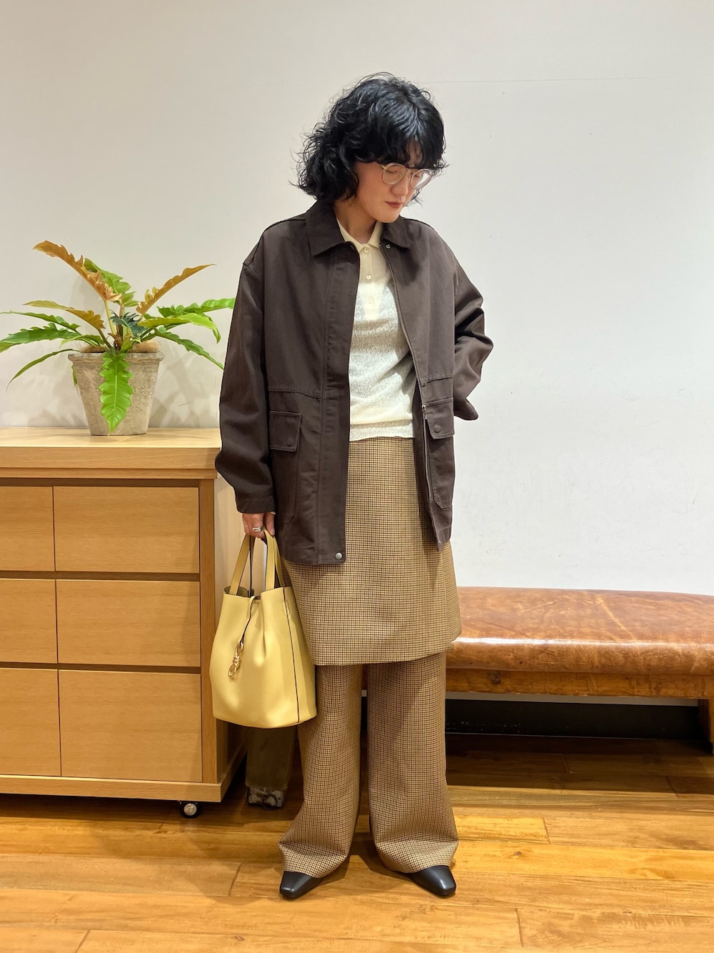 イエロー系のスカート、イエロー系のその他パンツ、ブラウン系のカバーオールを着用したレディースの秋コーディネートの1枚目の写真