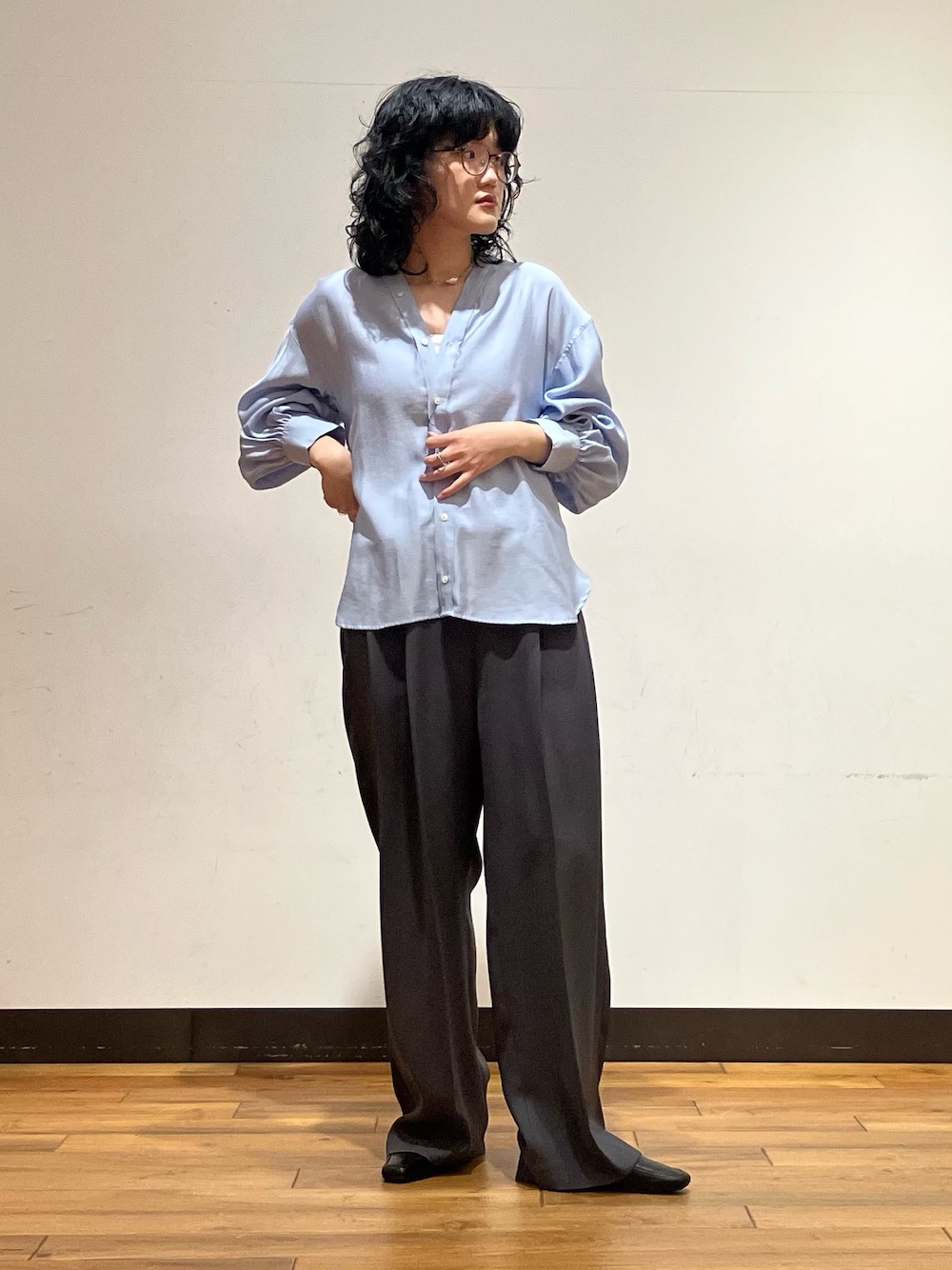 ブルー系のシャツ/ブラウス、グレー系のその他パンツ、ブラック系のローファーを着用したレディースの春コーディネートの1枚目の写真