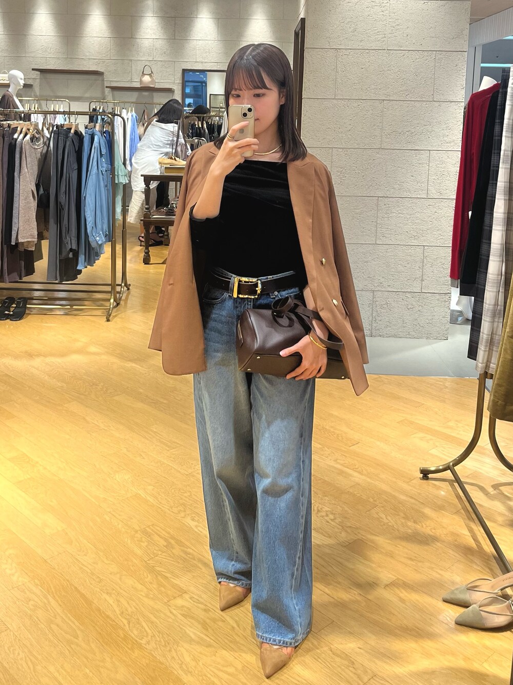 ブラック系のTシャツ/カットソー、ブラウン系のテーラードジャケット、ブルー系のデニムパンツを着用したレディースの夏コーディネートの1枚目の写真