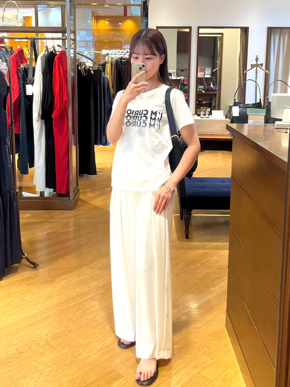 ホワイト系のTシャツ/カットソー、ホワイト系のスラックスを着用したレディースの夏コーディネートの1枚目の写真