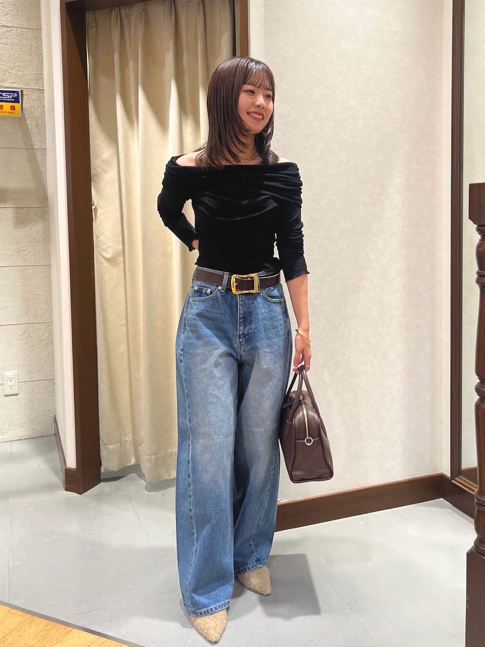 ブラック系のTシャツ/カットソー、ブルー系のデニムパンツ、ベージュ系のその他シューズを着用したレディースの夏コーディネートの1枚目の写真