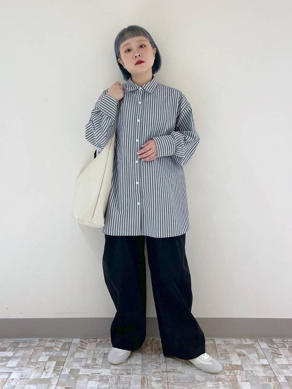 「着痩せ・細見え、差し色コーデ、低身長、秋コーデ、個性派、フェミニン、ストリート、カジュアル、LOWRYS FARM、スニーカー、春コーデ、春色、デート/ロマンティック、女子会、シャツ」｜「LOWRYS FARMのヤワラカルイ２ＷＡＹショルダーＢＡＧ 115210（ショルダーバッグ、ホワイト系）」を使った、omizo555さん（レディース・153cm）の冬コーディネートの1枚目の写真