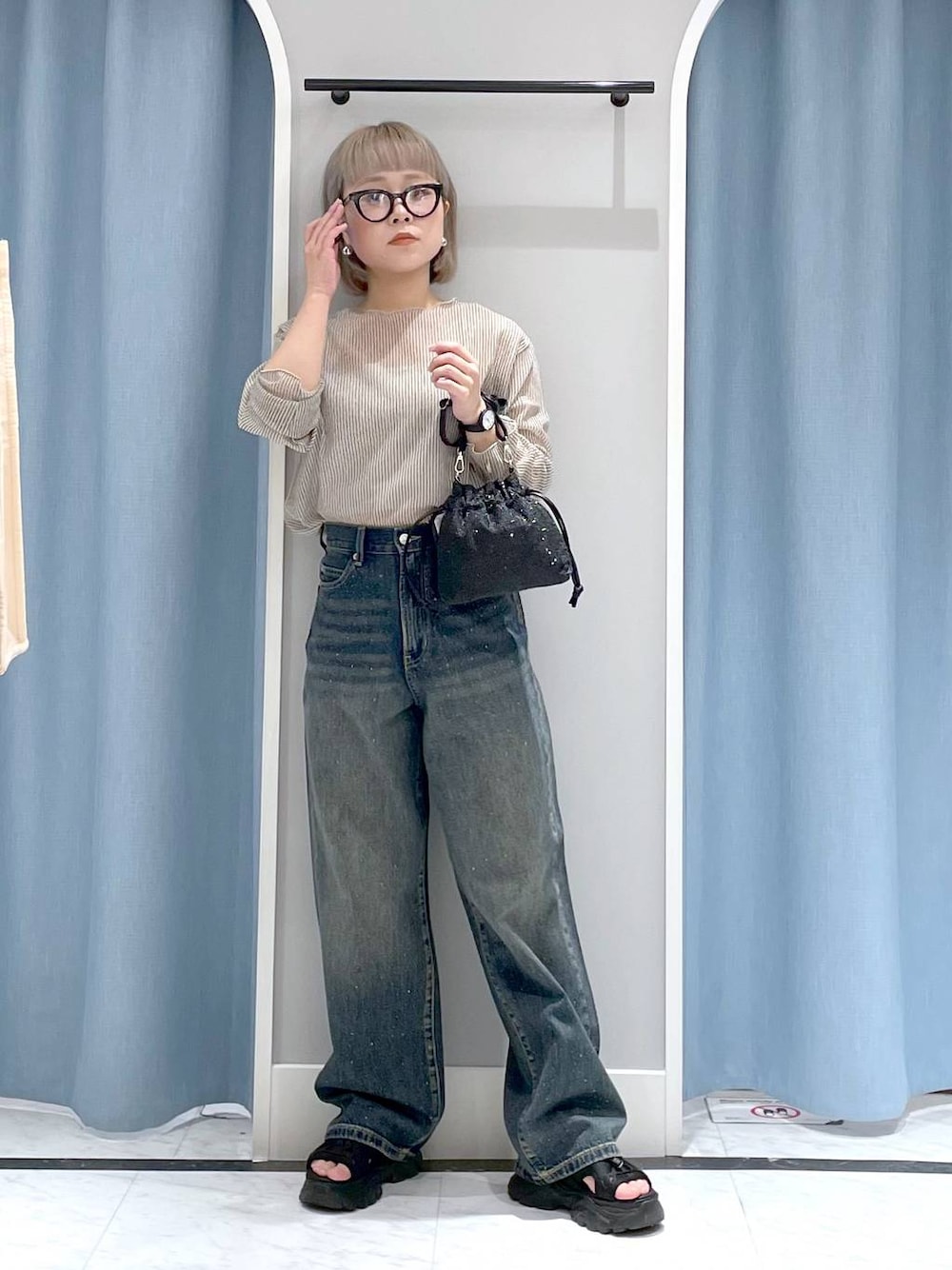 ブラック系のサンダル、ブルー系のデニムパンツ、ホワイト系のTシャツ/カットソーを着用したレディースの夏コーディネートの1枚目の写真