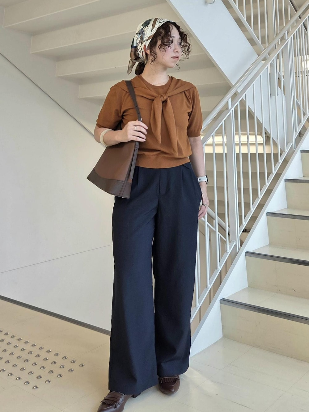 ブルー系のその他パンツ、ブラウン系のパンプス、イエロー系のニット/セーターを着用したレディースの夏コーディネートの1枚目の写真