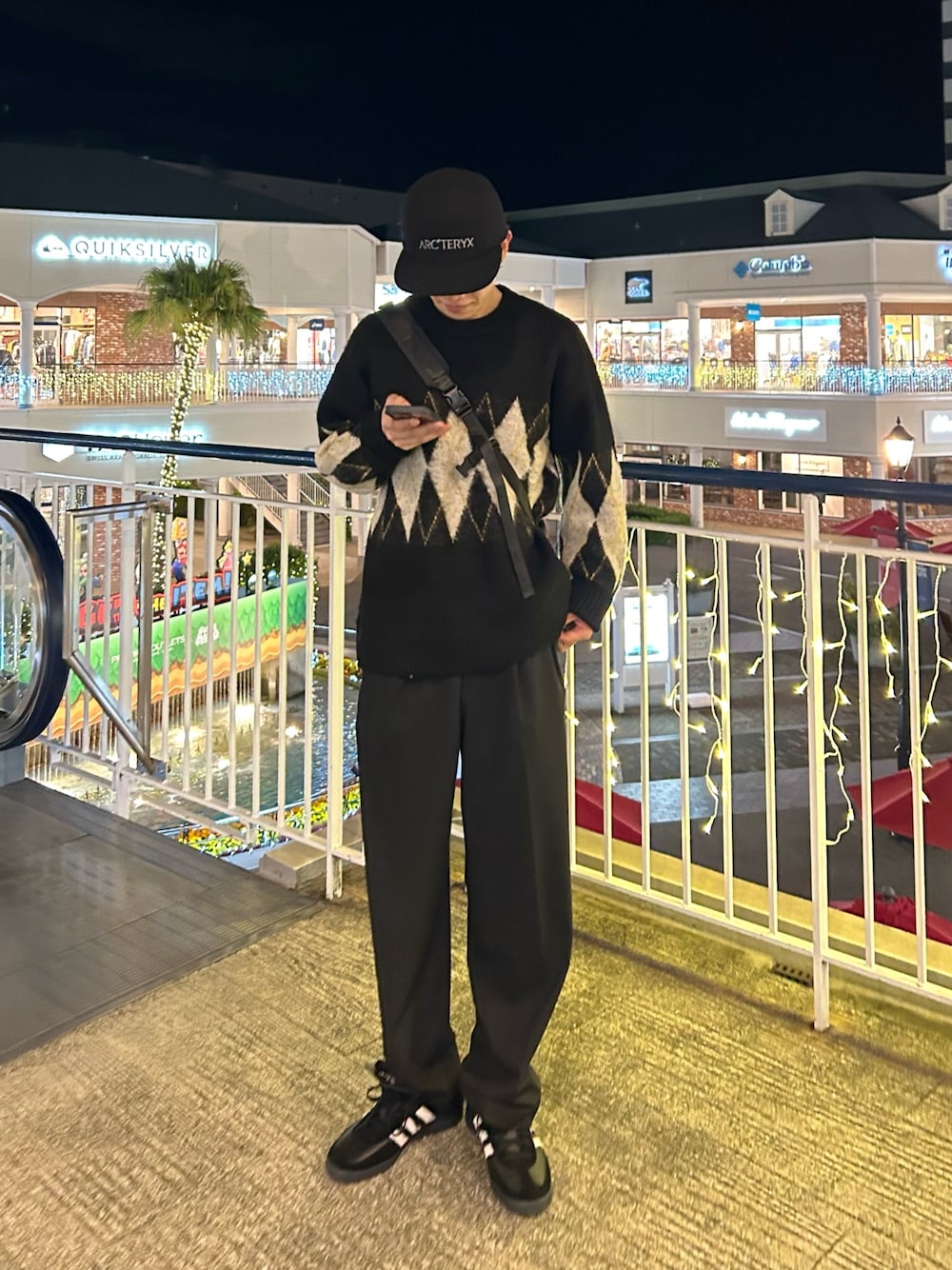 「スラックス、プチプラ、ファッションを楽しもう、スニーカー、ニット、きれいめカジュアル、アーガイル柄、キャップ、モノトーンコーデ、秋冬コーデ、お出かけコーデ、ニットコーデ、古着MIX、ブラック、アークテリクス」｜「CPCMのアーガイル起毛ニットプルオーバー（ニット/セーター、ブラック系）」を使った、kaise11さん（メンズ・176cm）の秋コーディネートの1枚目の写真
