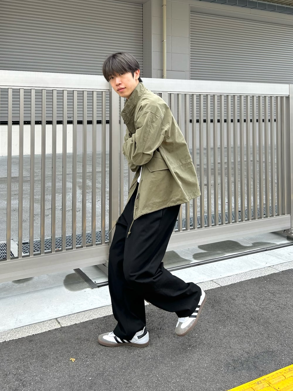 「秋服まるっと大公開、秋のコーデ、スラックス、スニーカー、秋服コーデ、ショートモッズ、秋服準備はじめました、ミリタリージャケット、ゲームシャツ、サッカーシャツ、タックワイドパンツ」｜「UNIQLOのアイテム（スラックス、ブラック系）」を使った、kaise11さん（メンズ・176cm）の秋コーディネートの1枚目の写真