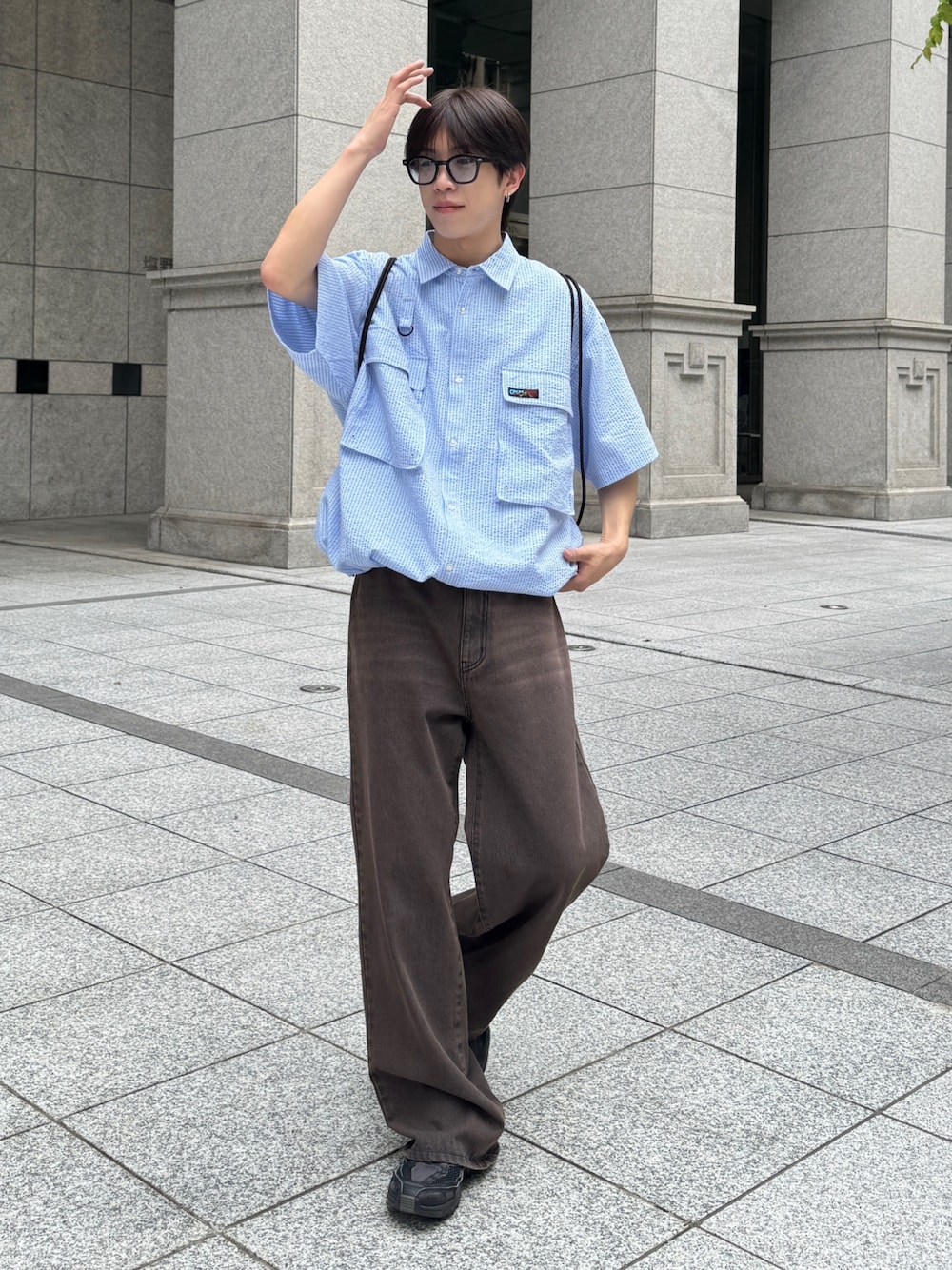 ブルー系のシャツ/ブラウスを着用したメンズの春コーディネートの1枚目の写真