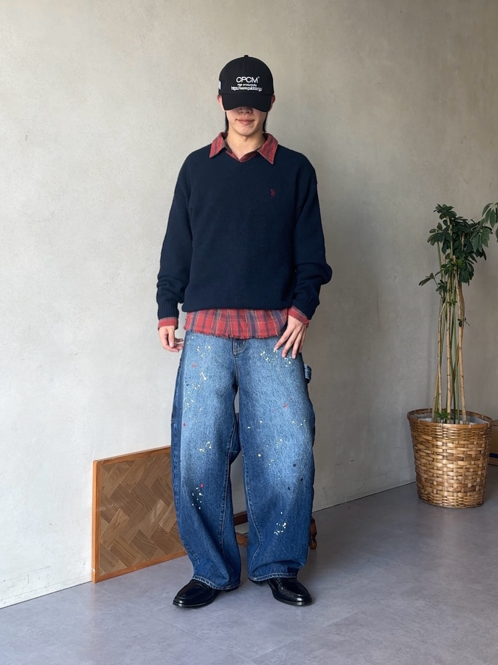 ブルー系のニット/セーター、レッド系のシャツ/ブラウスを着用したメンズの秋コーディネートの1枚目の写真