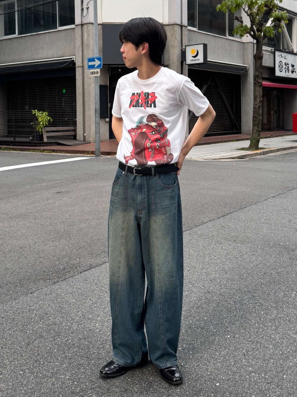 ブルー系のデニムパンツを着用したメンズの春コーディネートの1枚目の写真