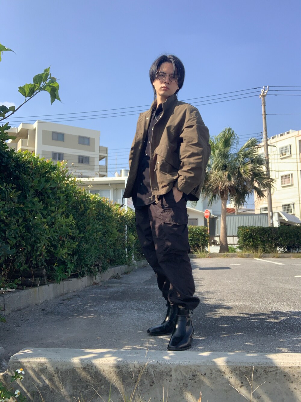 ブラック系のカーディガン/ボレロ、グリーン系のモッズコート、ブラック系のカーゴパンツを着用したメンズの冬コーディネートの1枚目の写真