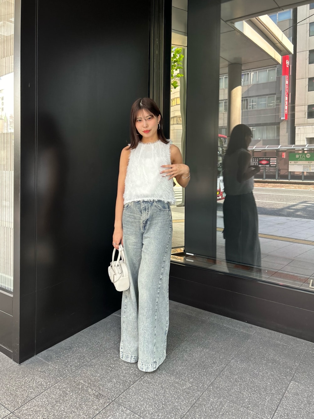 「デニム、デニムコーデ、アメスリ、アメスリトップス、フェザー」｜「Chicoのアメスリフェザーブラウス（シャツ/ブラウス、ホワイト系）」を使った、Misatoさん（骨格ウェーブ・レディース・160cm）の夏コーディネートの1枚目の写真