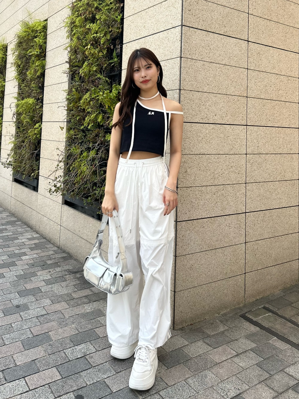 「ラインパンツ、シャカシャカ、スニーカー、スポーツミックス、チョーカー、チョーカートップス、キャミソール」｜「Chicoの【WEB限定カラーあり】ワイドラインシャカパンツ（その他パンツ、ホワイト系）」を使った、Misatoさん（レディース・160cm）の春コーディネートの1枚目の写真