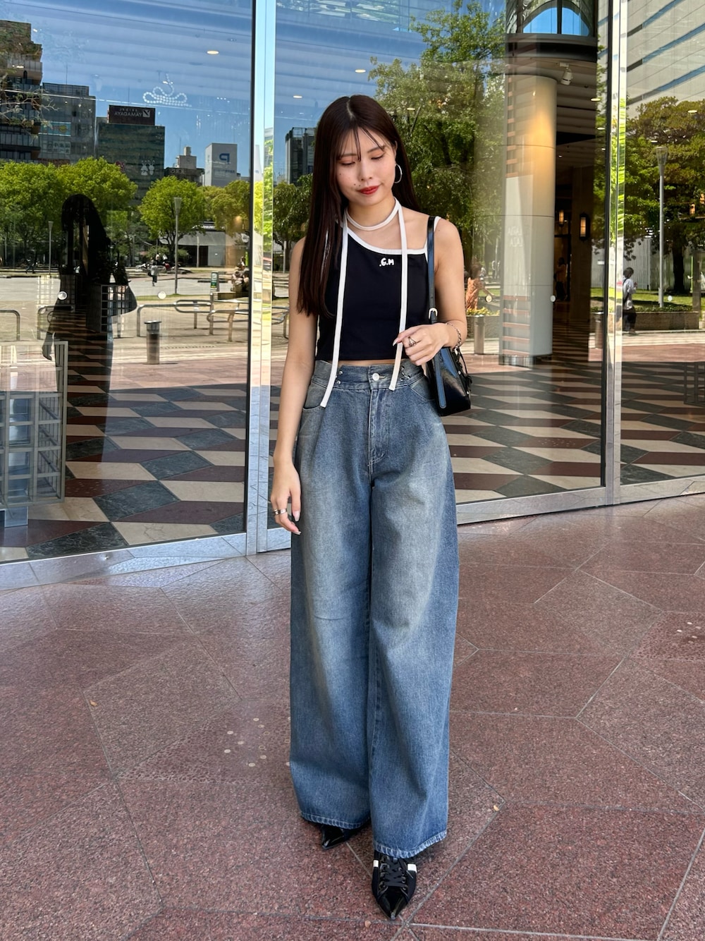「デニム、デニムコーデ、ワイドデニム、チョーカー、チョーカートップス、春夏コーデ、ミュールサンダル」｜「Chicoの【3サイズ展開/セットアップ対応】ハートプリントボックスワイドデニムパンツ（デニムパンツ、ブルー系）」を使った、Misatoさん（レディース・160cm）の春コーディネートの1枚目の写真