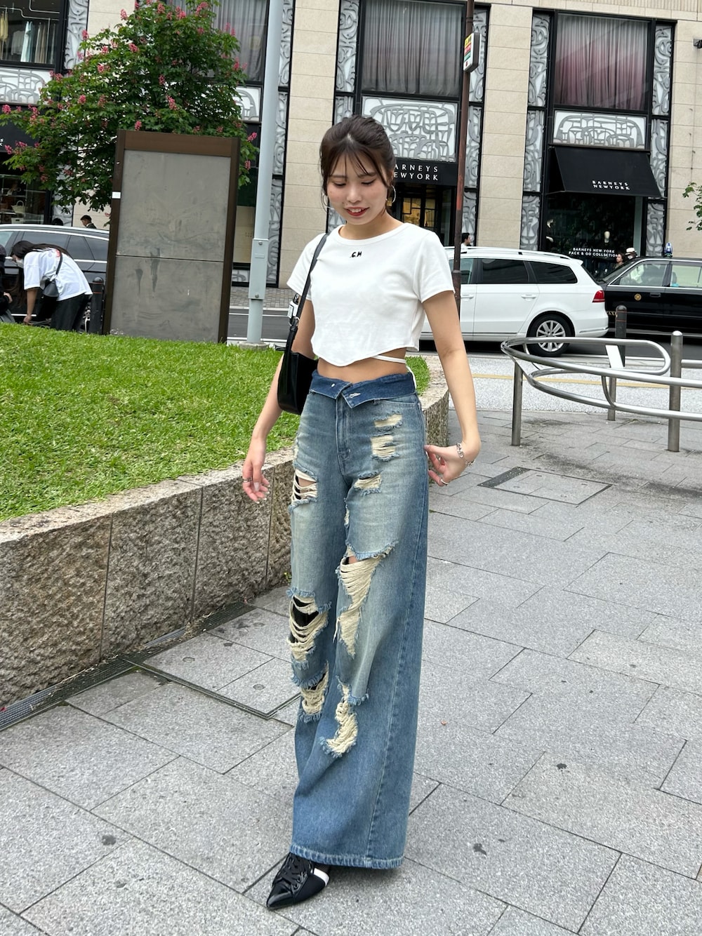 「デニム、デニムパンツ、ダメージデニムパンツ、ダメージデニム、ミュール、チビT、春夏コーデ」｜「Chicoの【完売カラー再販開始】ロゴプリント三角チビT（Tシャツ/カットソー、ホワイト系）」を使った、Misatoさん（レディース・160cm）の春コーディネートの1枚目の写真