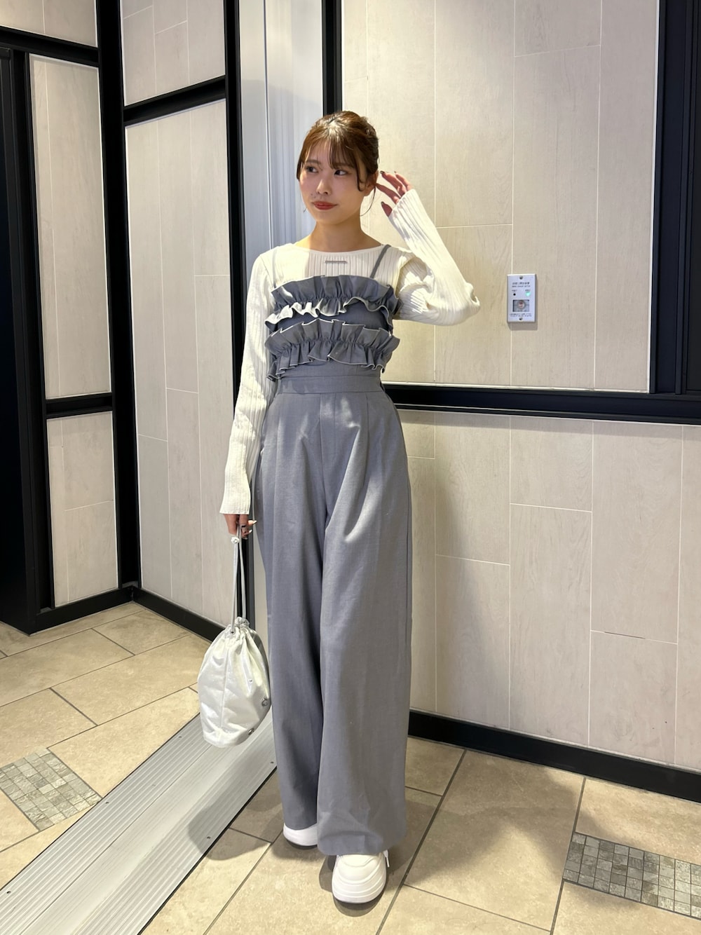 「コンビネゾン、サロペット、スニーカー、スニーカーコーデ、フリル」｜「Chicoの【2024SS】フリルベアコンビネゾン（つなぎ/オールインワン、グレー系）」を使った、Misatoさん（レディース・160cm）の春コーディネートの1枚目の写真