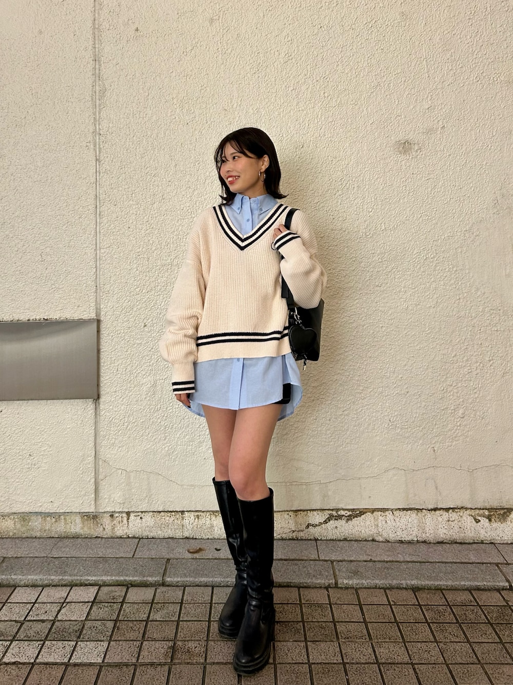 「レイヤードスタイル、レイヤード、ブルーシャツ、春コーデ、デートコーデ」｜「Chicoのライン入りVルーズニット（ニット/セーター、ホワイト系）」を使った、Misatoさん（レディース・160cm）の春コーディネートの1枚目の写真