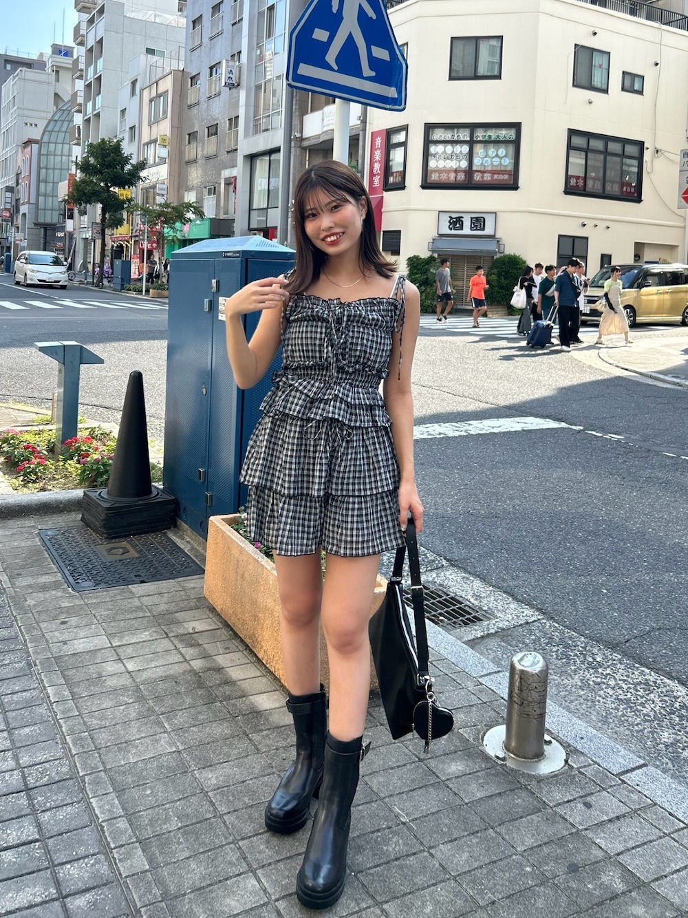 ブラック系のワンピース、ブラック系のブーツ、ブラック系のショルダーバッグを着用したレディースの夏コーディネートの1枚目の写真