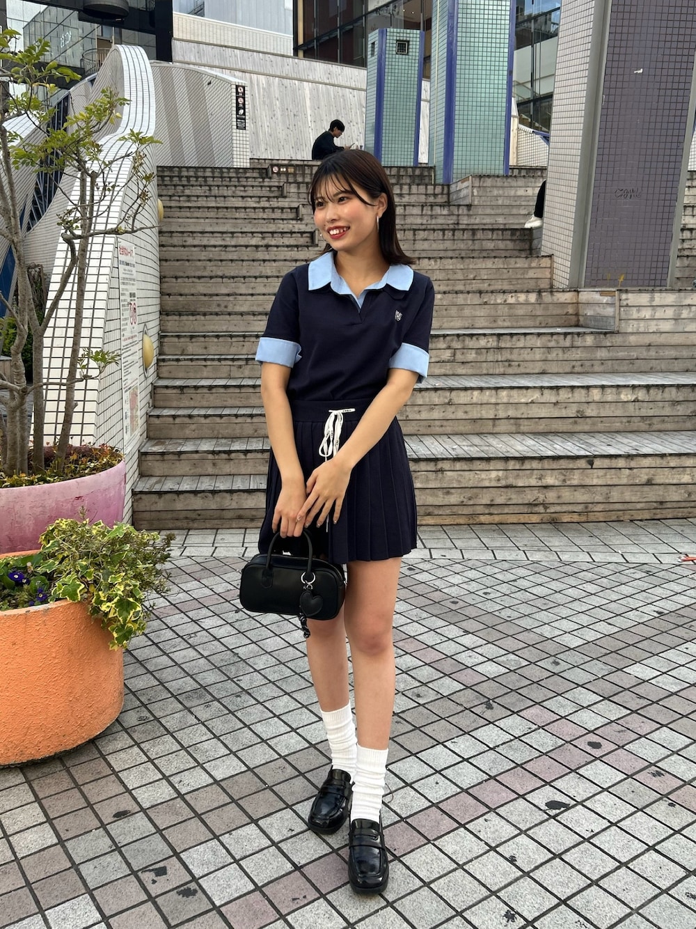 「ポロニット、セットアップ、セットアップコーデ、韓国ファッション、トレンドコーデ」｜「Chicoの【5分袖】刺繍入り襟付きポロニット（ニット/セーター、ブルー系）」を使った、Misatoさん（骨格ウェーブ・レディース・160cm）の春コーディネートの1枚目の写真
