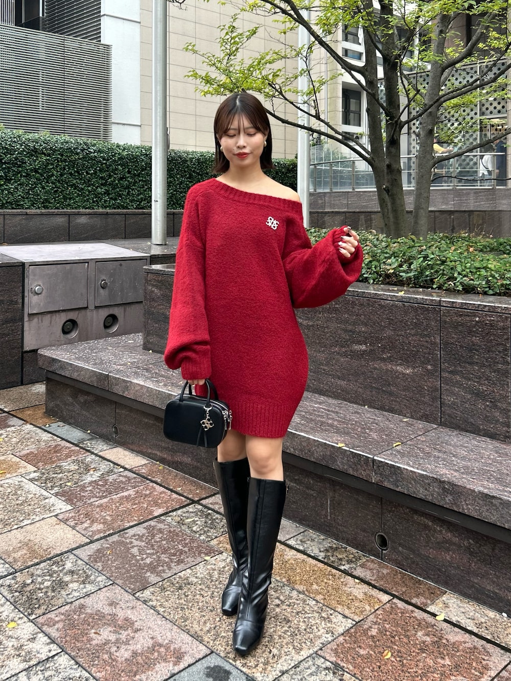 「ニットワンピース、ニットワンピ、ロングブーツ、秋冬コーデ、デートコーデ」｜「Chicoの【3色展開/2WAY】ブローチ付きVルーズニット（ニット/セーター、レッド系）」を使った、Misatoさん（レディース・160cm）の秋コーディネートの1枚目の写真