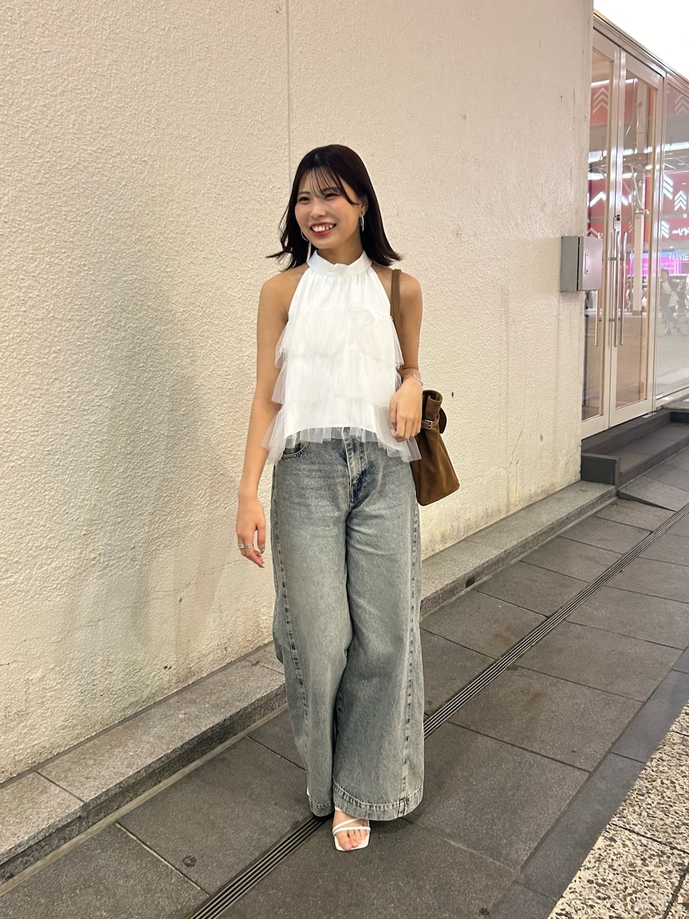 「デニム、デニムコーデ、チュール、チュールトップス、ブラウス、ブラウスコーデ、夏コーデ」｜「Chicoのチュールティアードアメスリブラウス（シャツ/ブラウス、ホワイト系）」を使った、Misatoさん（骨格ウェーブ・レディース・160cm）の春コーディネートの1枚目の写真