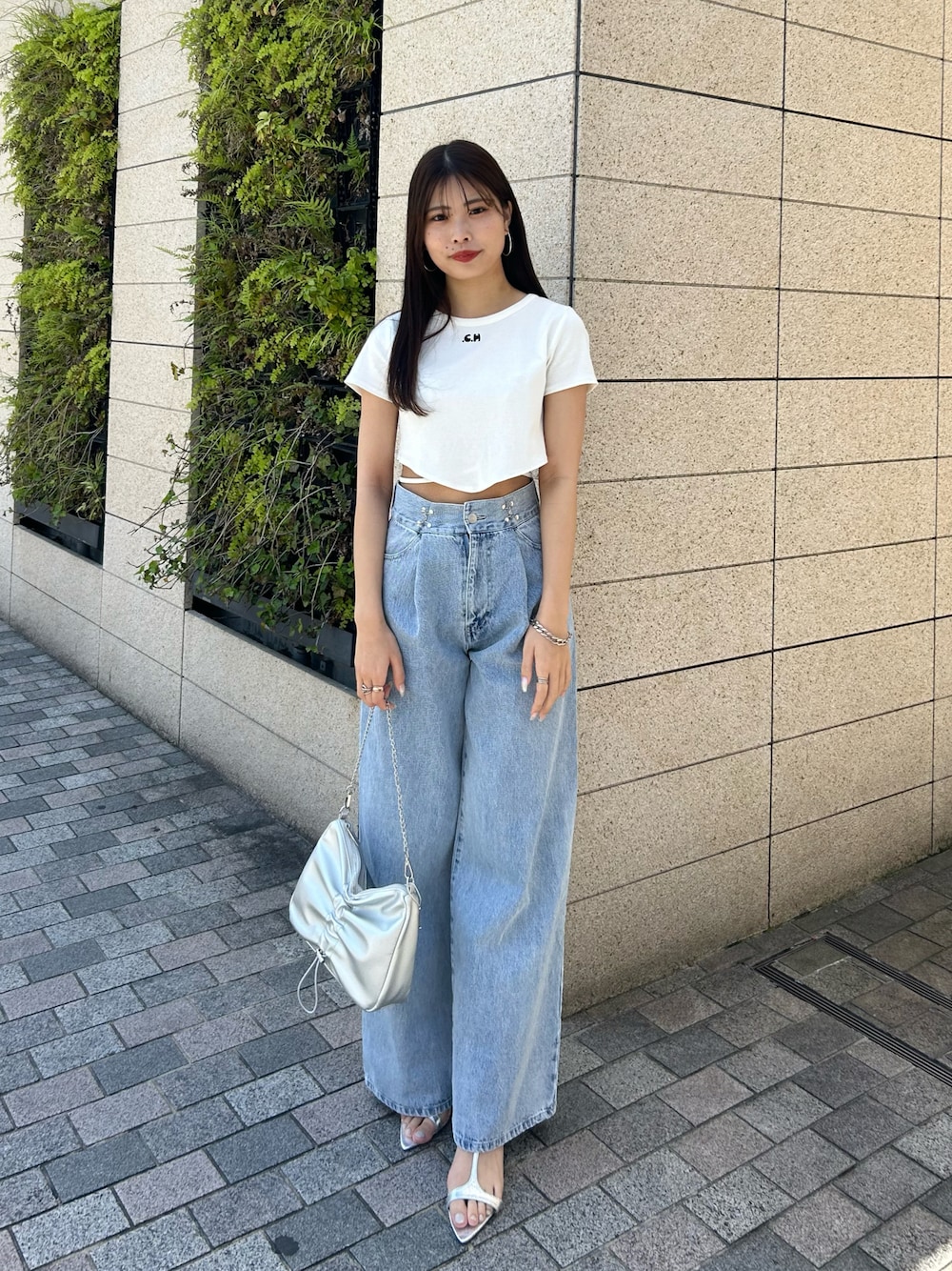 「デニム、デニムコーデ、サンダル、チビT、夏コーデ、デートコーデ」｜「Chicoの【完売カラー再販開始】ロゴプリント三角チビT（Tシャツ/カットソー、ホワイト系）」を使った、Misatoさん（レディース・160cm）の春コーディネートの1枚目の写真