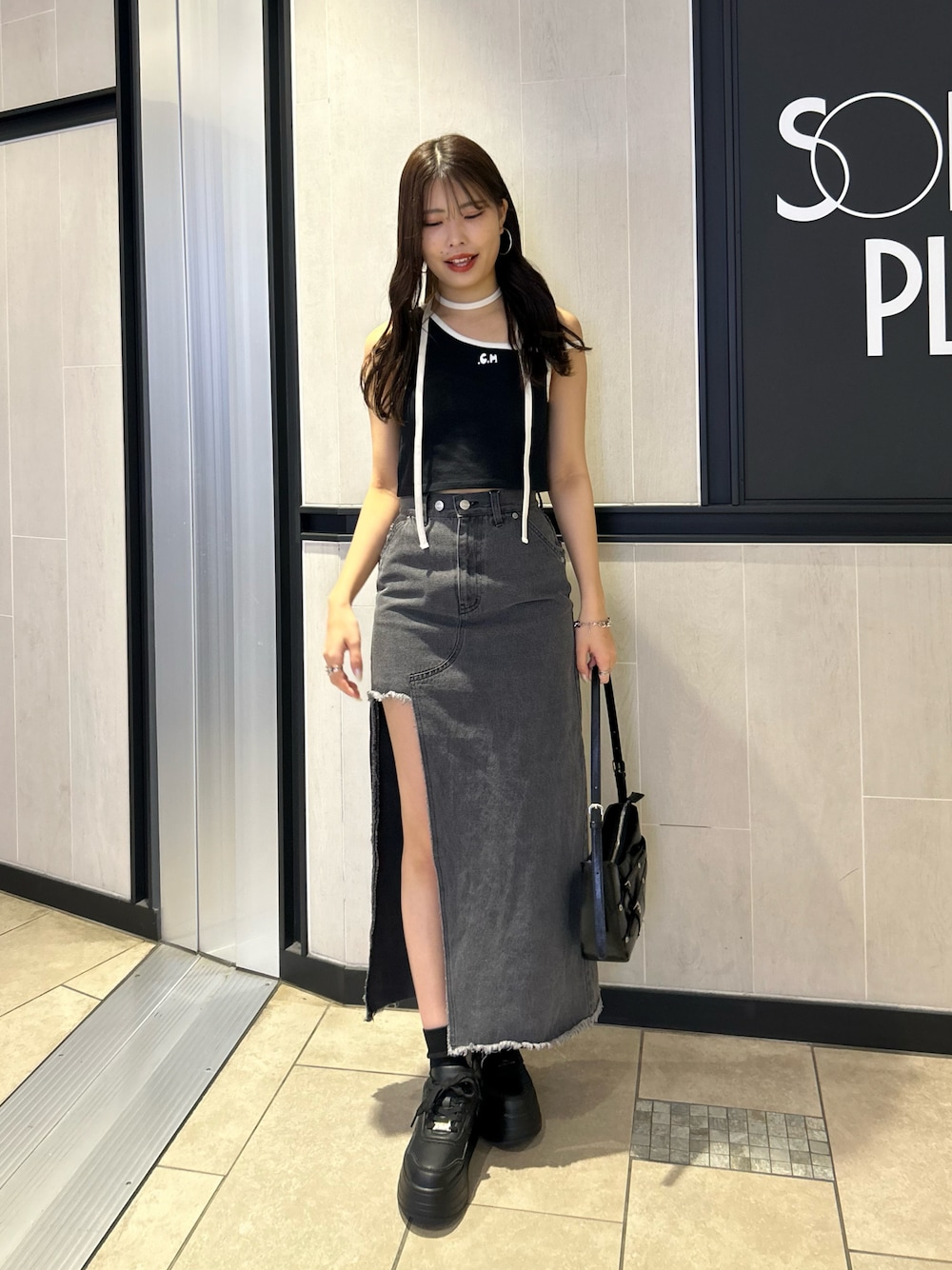 「デニム、デニムスカート、チョーカー、チョーカートップス、スニーカー、スニーカーコーデ、春夏コーデ」｜「Chicoのチョーカー付アシメワンショル刺繍タンクトップ（Tシャツ/カットソー、ブラック系）」を使った、Misatoさん（レディース・160cm）の春コーディネートの1枚目の写真