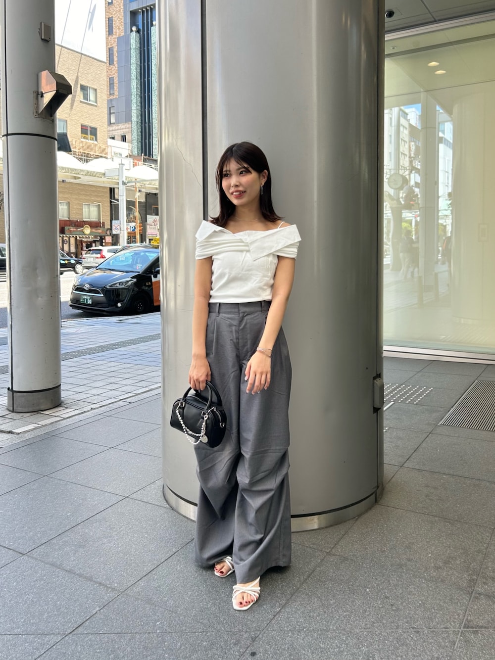 「スラックス、スラックスパンツ、スラックスコーデ、シャツレイヤード、シャツレイヤードコーデ、夏コーデ」｜「Chicoのシャツレイヤードデザイントップス（Tシャツ/カットソー、ホワイト系）」を使った、Misatoさん（骨格ウェーブ・レディース・160cm）の夏コーディネートの1枚目の写真