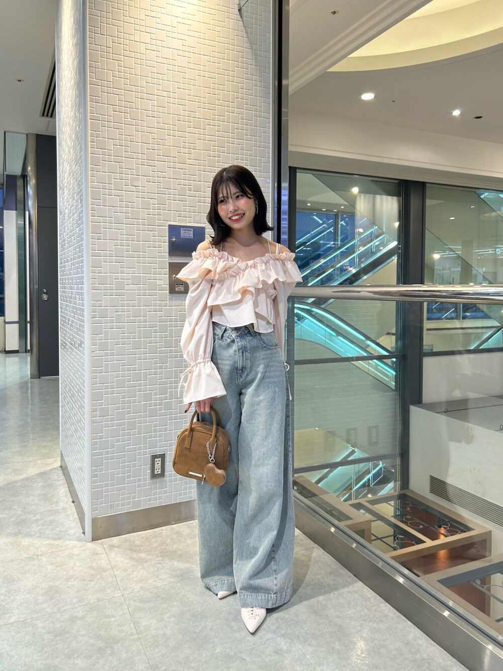 「デニム、デニムコーデ、ブラウス、ブラウス×デニム、春コーデ、デートコーデ」｜「Chicoの【3サイズ展開】ルーズワイドデニム（デニムパンツ、ブルー系）」を使った、Misatoさん（レディース・160cm）の春コーディネートの1枚目の写真