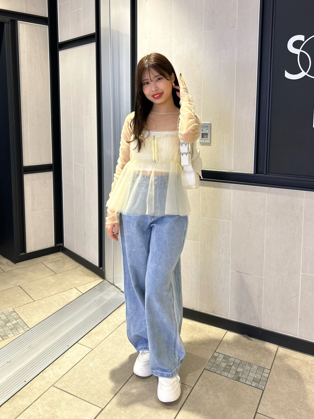 ブルー系のデニムパンツ、ホワイト系のシャツ/ブラウス、ホワイト系のキャミソールを着用したレディースの冬コーディネートの1枚目の写真