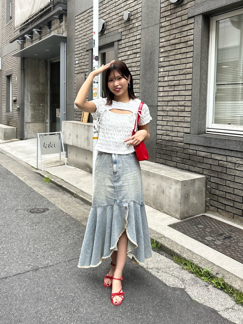 「デニムスカート、夏コーデ、デートコーデ」｜「Chicoの【セットアップ対応】フロントリボンボレロデザインT（Tシャツ/カットソー、ホワイト系）」を使った、Misatoさん（骨格ウェーブ・レディース・160cm）の春コーディネートの1枚目の写真
