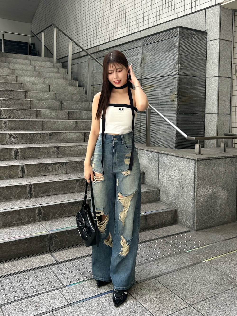 「デニム、デニムコーデ、ダメージデニムパンツ、ミュール、チューブトップ、チョーカー、夏コーデ」｜「Chicoの【2サイズ展開】ダメージワイドデニムパンツ（デニムパンツ、ブルー系）」を使った、Misatoさん（レディース・160cm）の春コーディネートの1枚目の写真