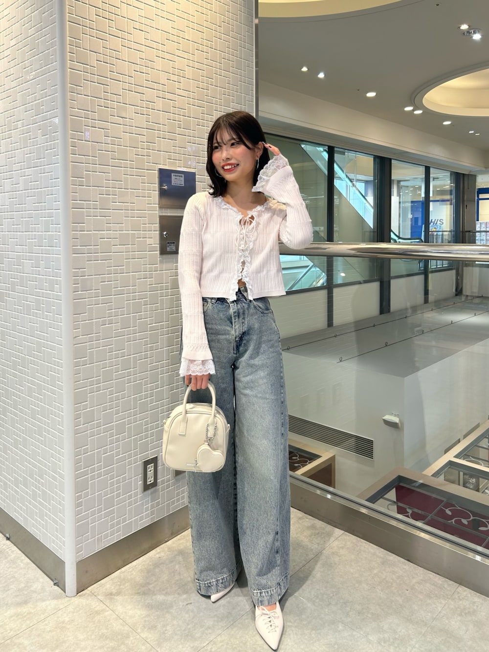「デニム、デニムコーデ、カーディガン、春コーデ、デートコーデ」｜「Chicoの【3サイズ展開】ルーズワイドデニム（デニムパンツ、ブルー系）」を使った、Misatoさん（レディース・160cm）の春コーディネートの1枚目の写真