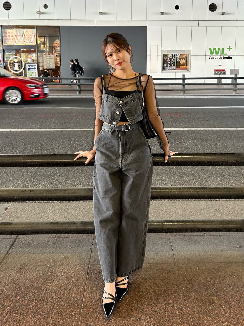 「コンビネゾン、サロペット、ワイドデニム、デニムコーデ、シアートップス、骨格ウェーブ、春服コーデ」｜「Chicoの【2サイズ展開】配色切替デニムコンビネゾン（つなぎ/オールインワン、グレー系）」を使った、Misatoさん（レディース・160cm）の春コーディネートの1枚目の写真