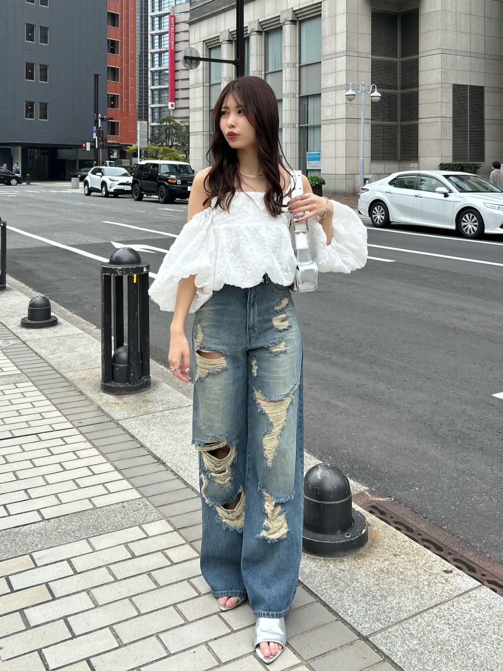 「デニム、デニムパンツ、オーバーダイ、ダメージデニム、オフショル、ブラウス、春コーデ」｜「Chicoの【2サイズ展開】ダメージワイドデニムパンツ（デニムパンツ、ブルー系）」を使った、Misatoさん（レディース・160cm）の春コーディネートの1枚目の写真