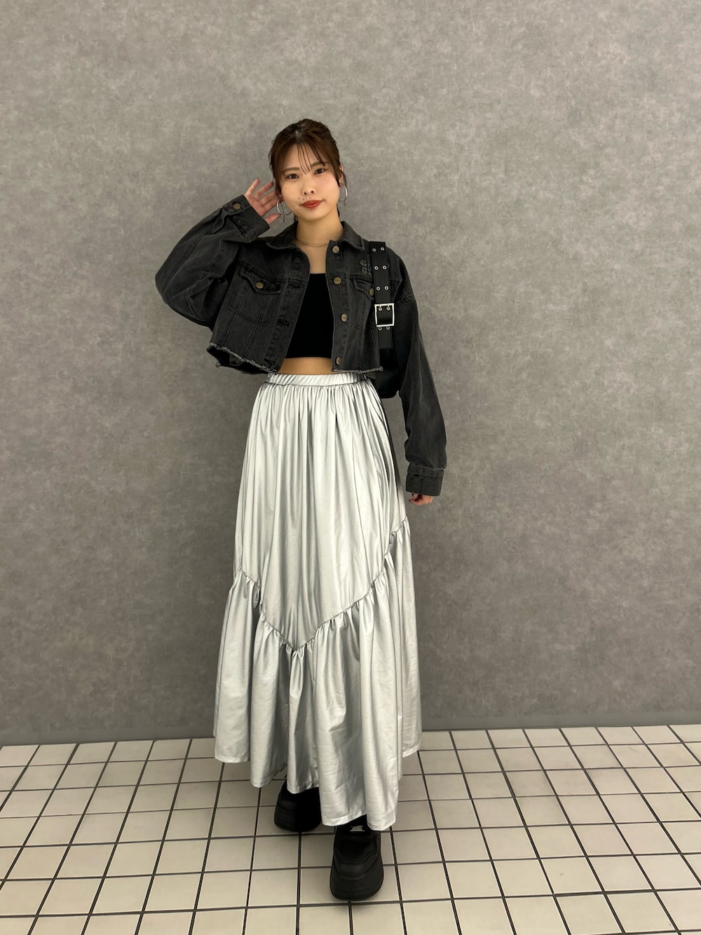 「デニム、デニムジャケット、スニーカー、スニーカーコーデ、スカート、シルバー、春コーデ」｜「Chicoの【2024SS】キラキラフレアボリュームスカート（スカート、シルバー系）」を使った、Misatoさん（レディース・160cm）の春コーディネートの1枚目の写真